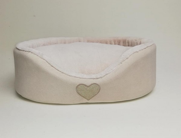 Eh Gia Hundebett - oval mit Herz Applikation in Creme